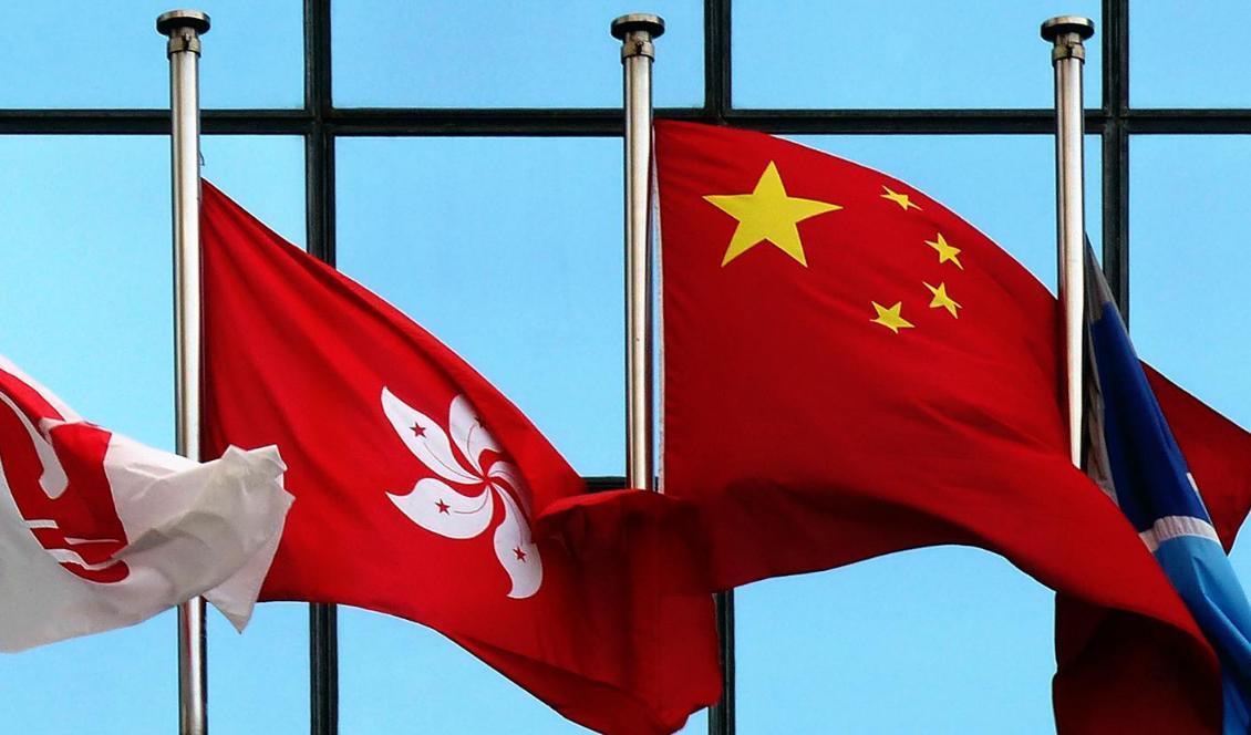 




Hongkongs flagga bredvid den kinesiska flaggan. Foto: Pxhere                                                                                                                                                                                                                                            