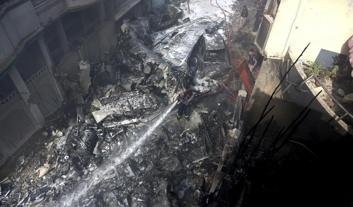 

99 personer befann sig ombord på PK8303 när det kraschade i ett bostadsområde. Foto: Fareed Khan/AP/TT                                                                                                