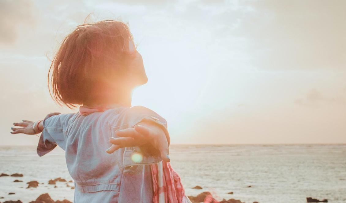 Att komma ut i ljuset en stund varje dag ökar kroppens produktion av D-vitamin som är en viktig del i ett starkt immunförsvar. Foto: Unsplash