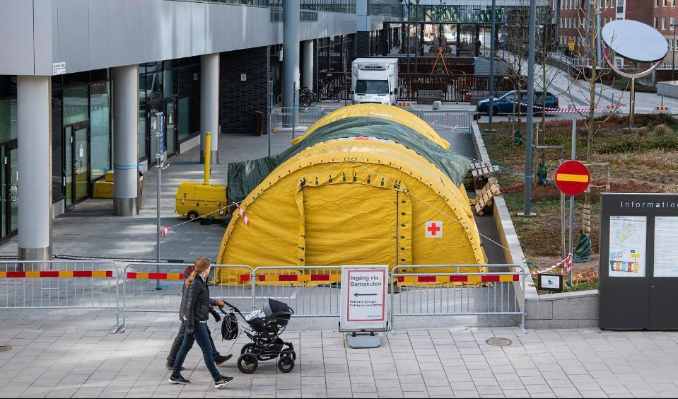 
Ett tält vid Karolinska sjukhuset i Solna där man genomför covid-19 tester. Foto: Jonathan Nackstrand/AFP via Getty Images                                                