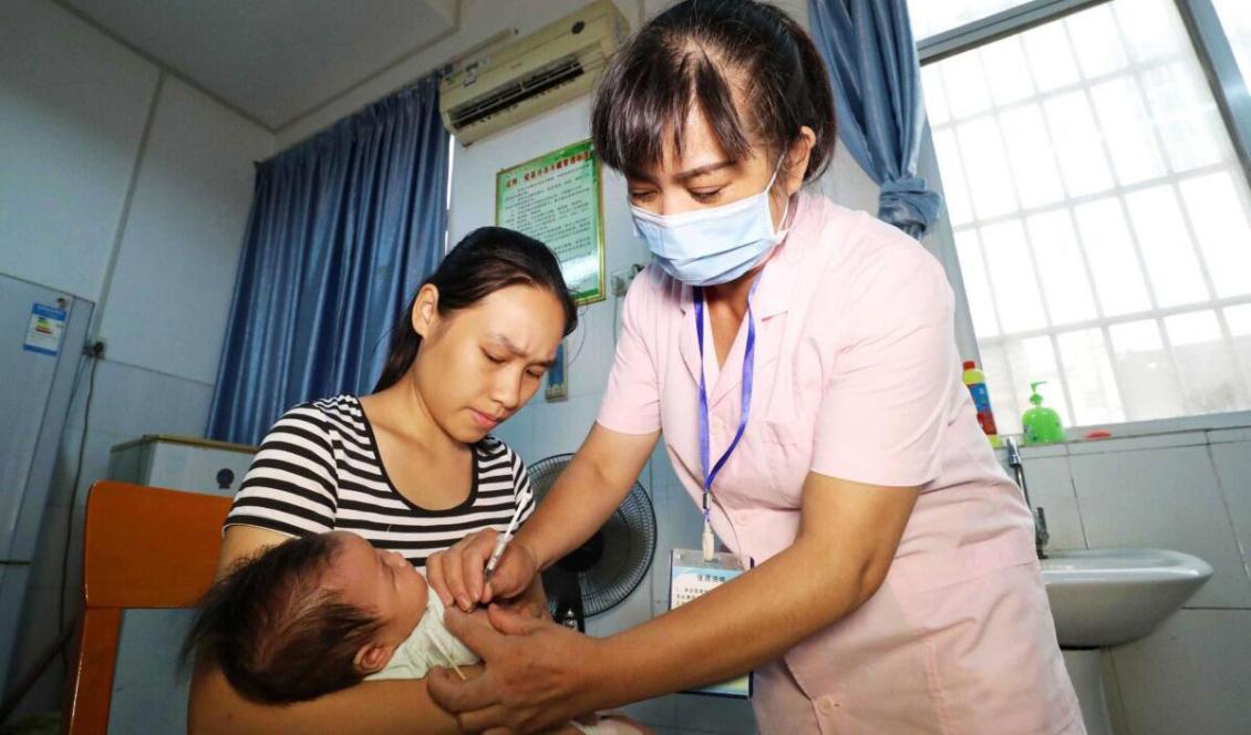 


Ett barn blir vaccinerat på ett sjukhus i provinsen Guangxi, den 23 juli 2018. Samma år hade ett kinesiskt företag tillverkat över 250 000 doser felaktigt DtaP-vaccin, vilket påverkade över 200 000 barn. Foto: AFP via Getty Images                                                                                                                                                
