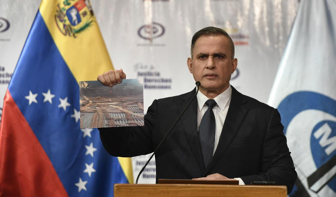Venezuelas riksåklagare Tarek William Saab under en presskonferens i Caracas i fredags med ett foto på ammunition som han hävdar beslagtagits i samband med gripanden efter landstigningsförsöken i förra helgen. Foto: Matias Delacroix/AP/TT