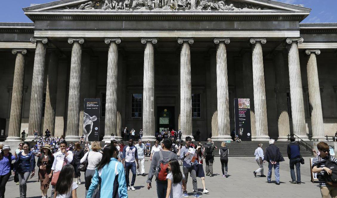 Besökare utanför British Museum i London, i en tid före pandemin. Snart kan det kanske öppna igen. Foto: Tim Ireland-arkivbild