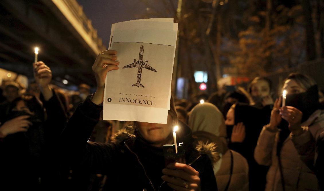 Sörjande i Teheran efter flygkraschen i januari. Foto: Ebrahim Noroozi/AP/TT-arkivbild