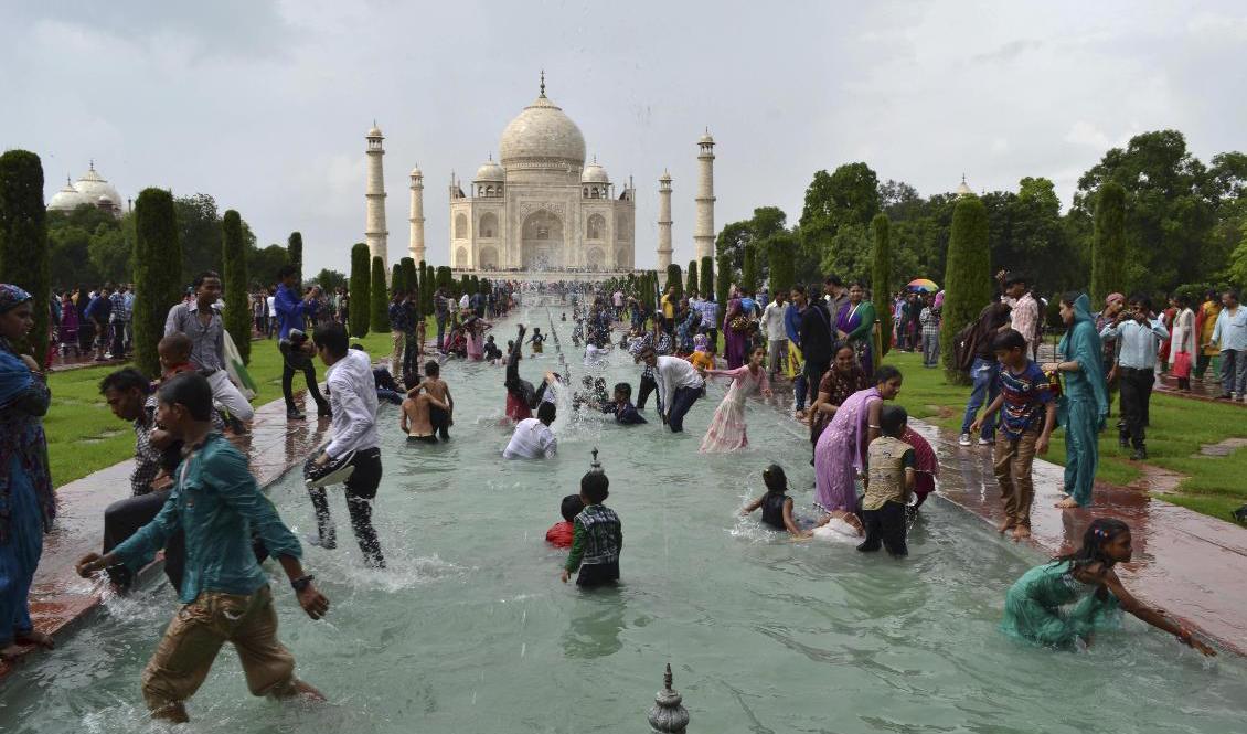 För den som kan ta sig till Taj Mahal ska ett besök nu kunna ske i mer lugn och ro. I vanliga fall kan trängseln vara stor, som på denna arkivbild. Foto: Pawan Sharma