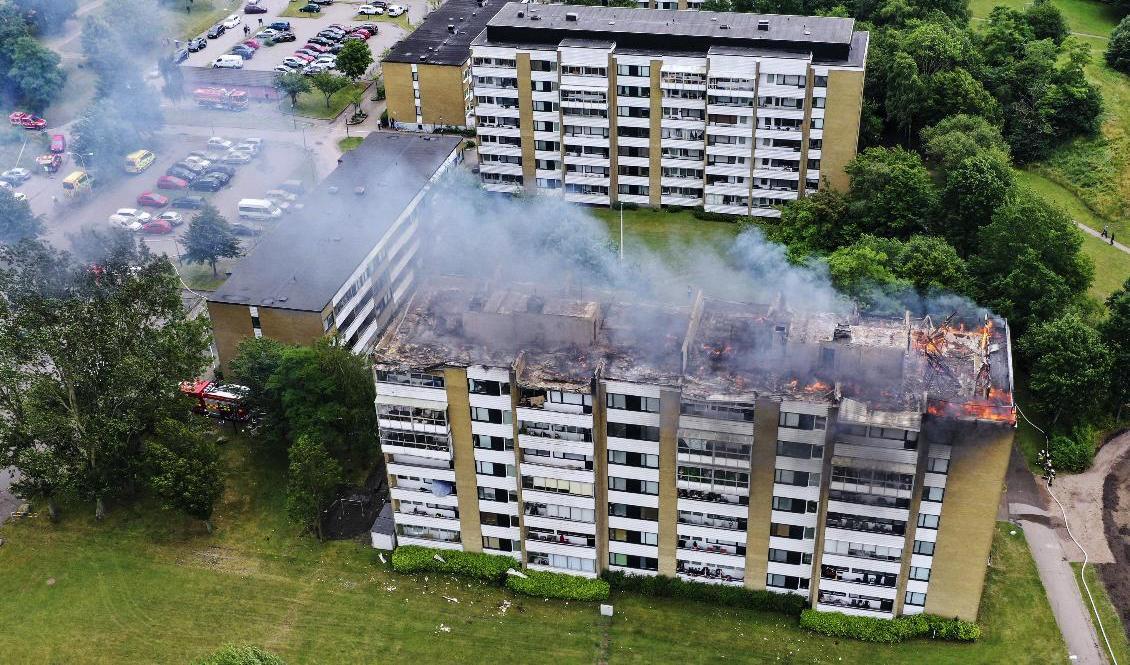Polisen har evakuerat de boende. Branden är under kontroll. Foto: Johan Nilsson/TT