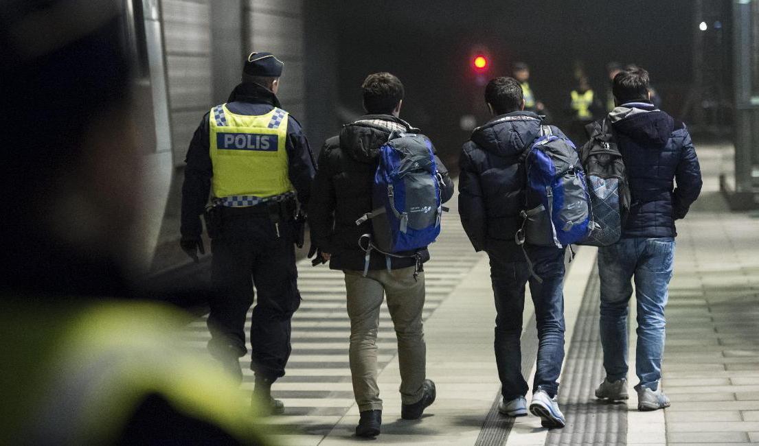 Polis i Malmö eskorterar asylsökande från ett Öresundståg. Bilden från december 2015. Foto: Johan Nilsson/TT