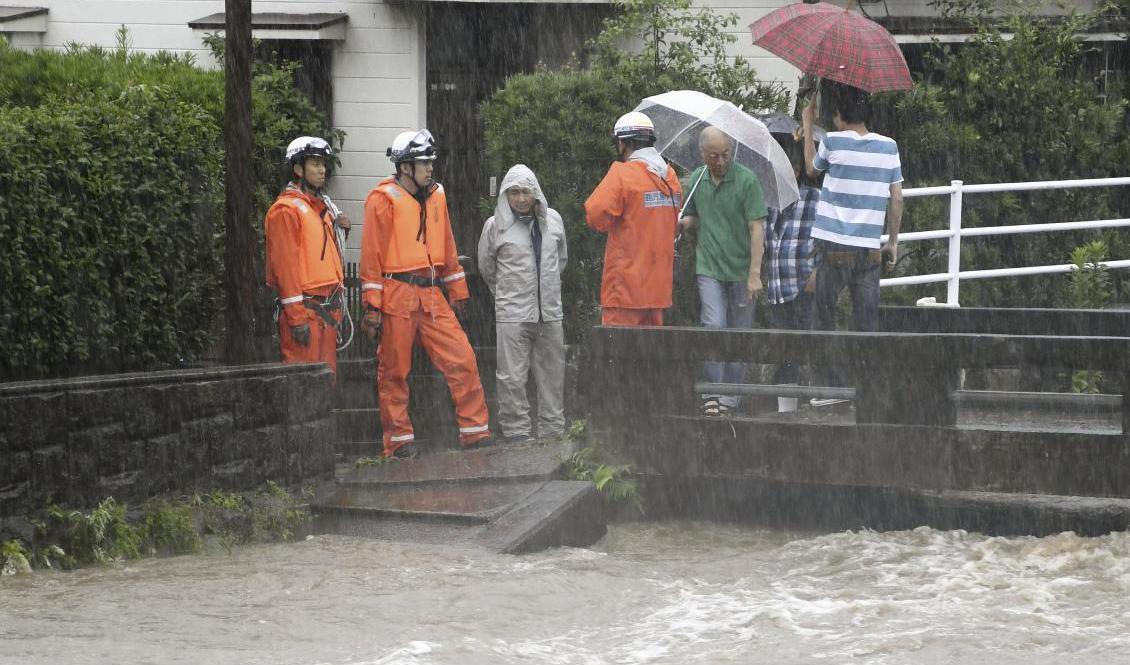 Räddningsarbetare i Kagoshima på ön Kyushu i sydvästra Japan. Foto: AP/TT