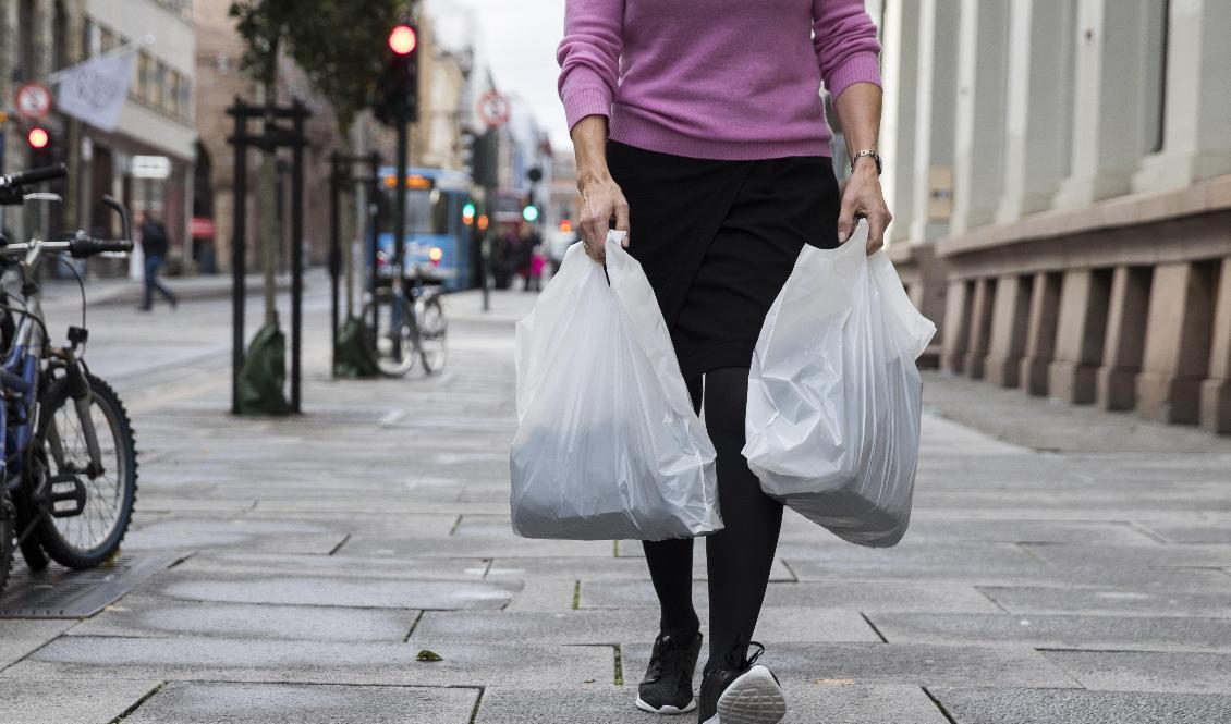 Försäljningen av plastkassar har mer än halverats hos de största livsmedelskedjorna sedan 1 maj. Foto: Berit Roald-arkivbild