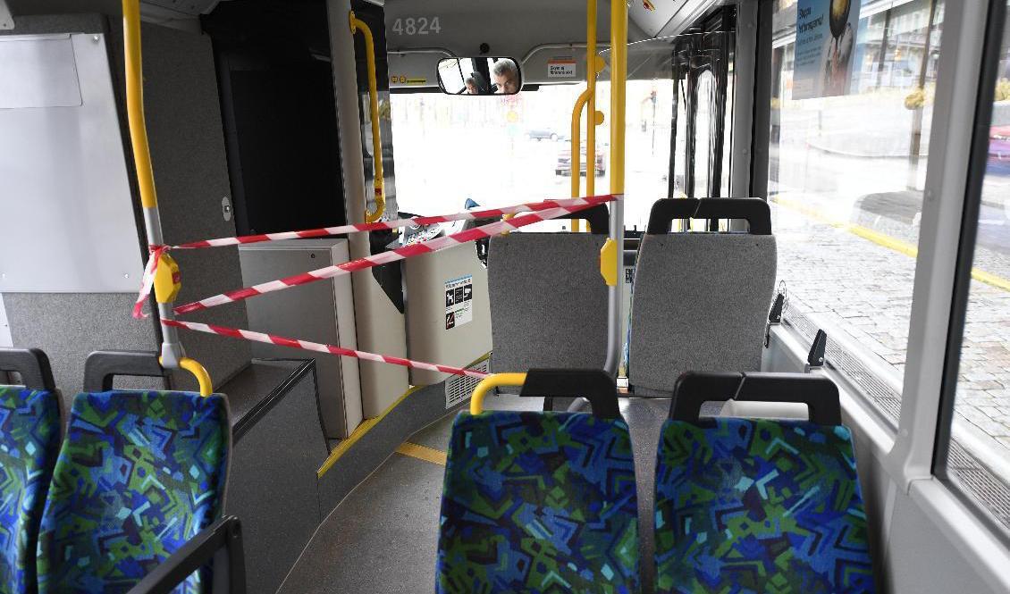 I mars stoppades påstigningar genom bussarnas framdörrar i bland annat Stockholms lokaltrafik på grund av coronaviruset. Foto: Ali Lorestani/TT-arkivbild