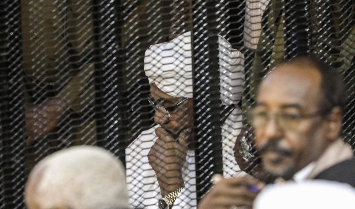 
Sudans mångårige president Omar al-Bashir sitter i en bur under rättegången om korruption 2019. Foto: AP/TT                                            