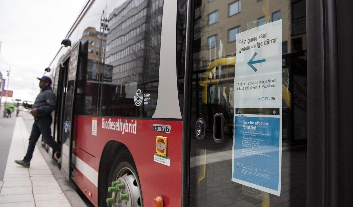 Nu väntar biljettkontroller för busspassagerarna i Stockholm. Foto: Jessica Gow/TT-arkivbild