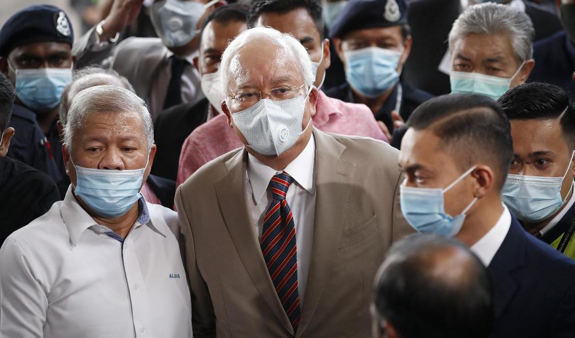 Malaysias tidigare premiärminister Najib Razak utanför domstolen i Kuala Lumpur. Foto: Vincent Thian/AP/TT