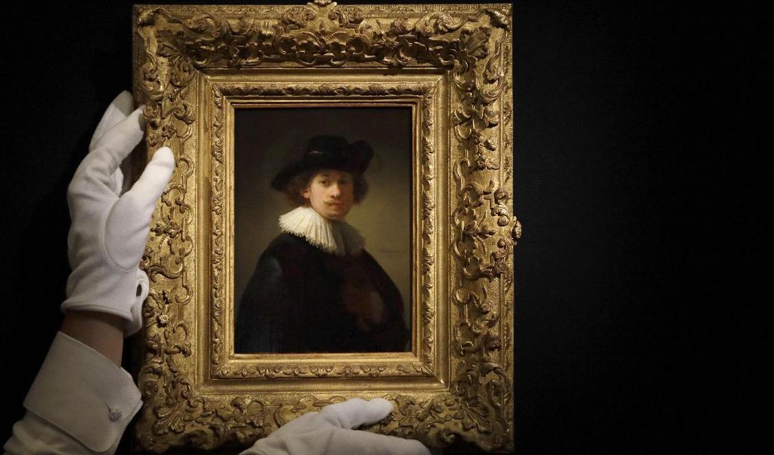 Konstnären Rembrandt Harmenszoon van Rijns "Självporträtt iklädd pipkrage och svart hatt" såldes dyrt på auktionshuset Sotheby's i London på tisdagen. Foto: Kirsty Wigglesworth