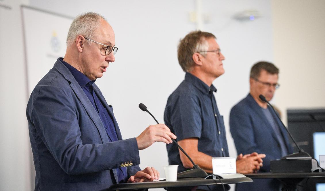 Från vänster Thomas Lindén, avdelningschef Socialstyrelsen, Anders Tegnell, statsepidemiolog Folkhälsomyndigheten, och Svante Werger, rådgivare Myndigheten för samhällsskydd och beredskap (MSB), under torsdagens myndighetsgemensamma pressträff om coronapandemin. Foto: Ali Lorestani/TT