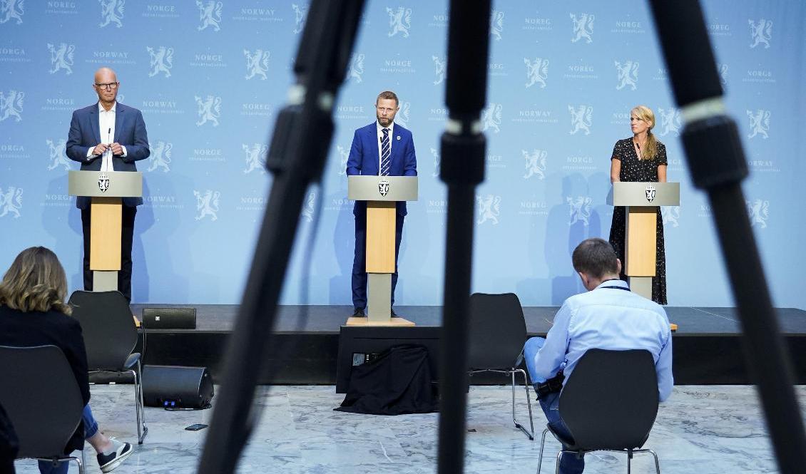 Hälsodirektör Bjørn Guldvog, hälso- och omsorgsminister Bent Høie (H) och avdelningsdirektör på Folkehelseinstituttet Line Vold på fredagen.  Foto: Lise Åserud