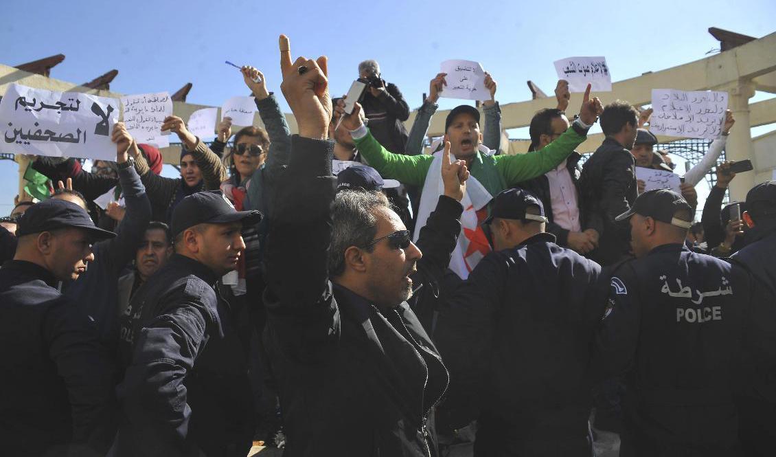 Algeriska journalister demonstrerar mot den undermåliga pressfriheten i landet 2019. Foto: Fateh Gudoum/AP/TT