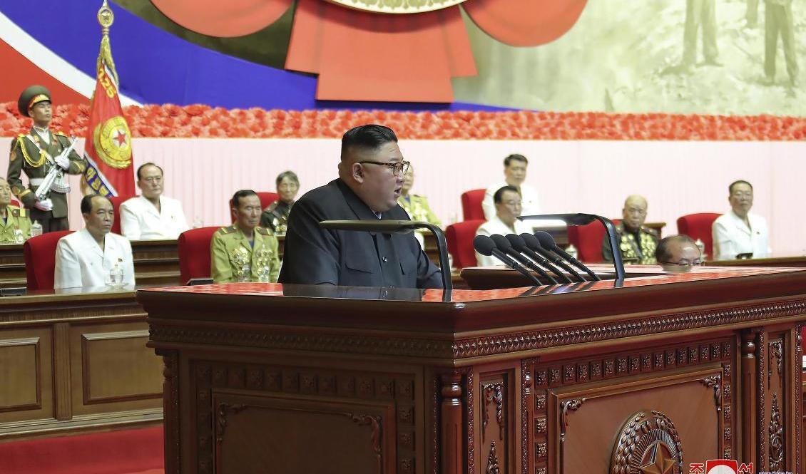 I en hemligstämplad FN-rapport som nyhetsbyrån Reuters har tagit del av påstås det att Kim Jong-Un och Nordkorea fortsätter att utveckla kärnvapen, trots sanktioner. Foto: KCNA/AP/TT-arkivbild