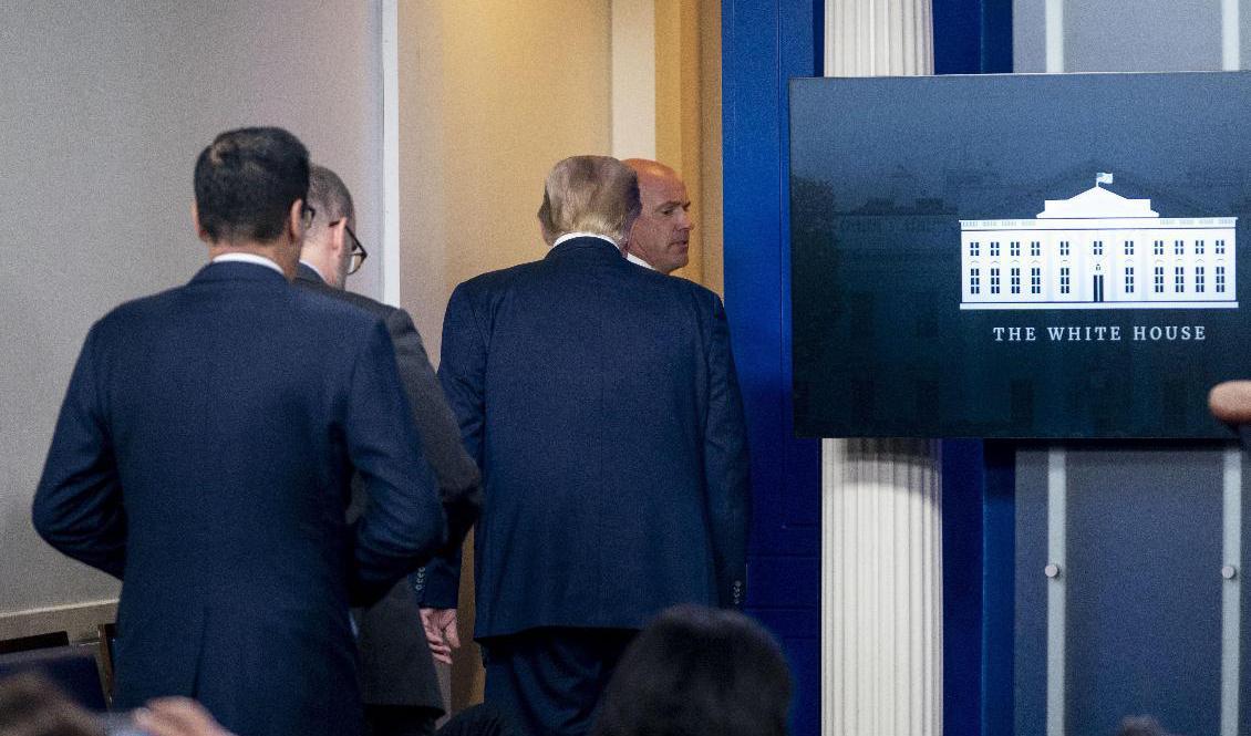 President Donald Trump lämnar presskonferensen tillsammans med personal från Secret Service. Foto: Andrew Harnik/AP/TT
