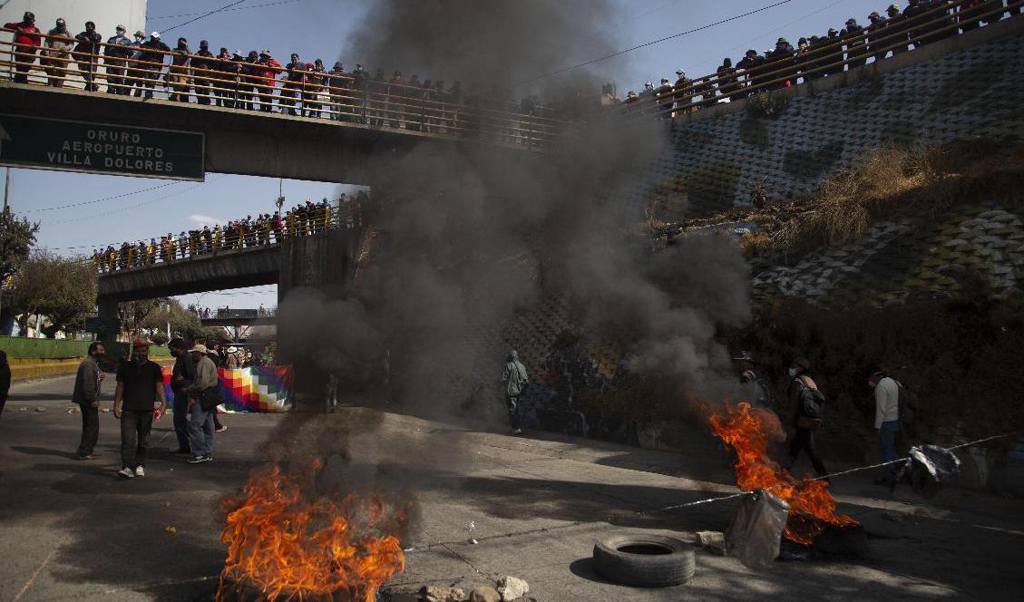 Bolivianer i El Alto demonstrerade under måndagen mot att den tillfälliga regeringen skjutit upp valet till den 18 oktober. Foto: Juan Karita/AP/TT