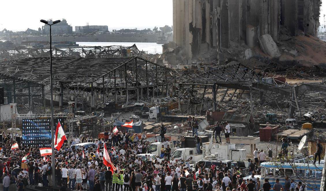 Människor samlas i Beiruts hamn för att hedra offren för explosionen förra veckan. Foto: Hussein Malla/AP/TT