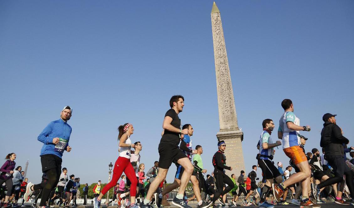 Löparna får inte springa förbi Place de la Concorde i Paris i år. Maratonloppet i den franska huvudstaden ställs in. Foto: Thibault Camus/AP/TT-arkivbild