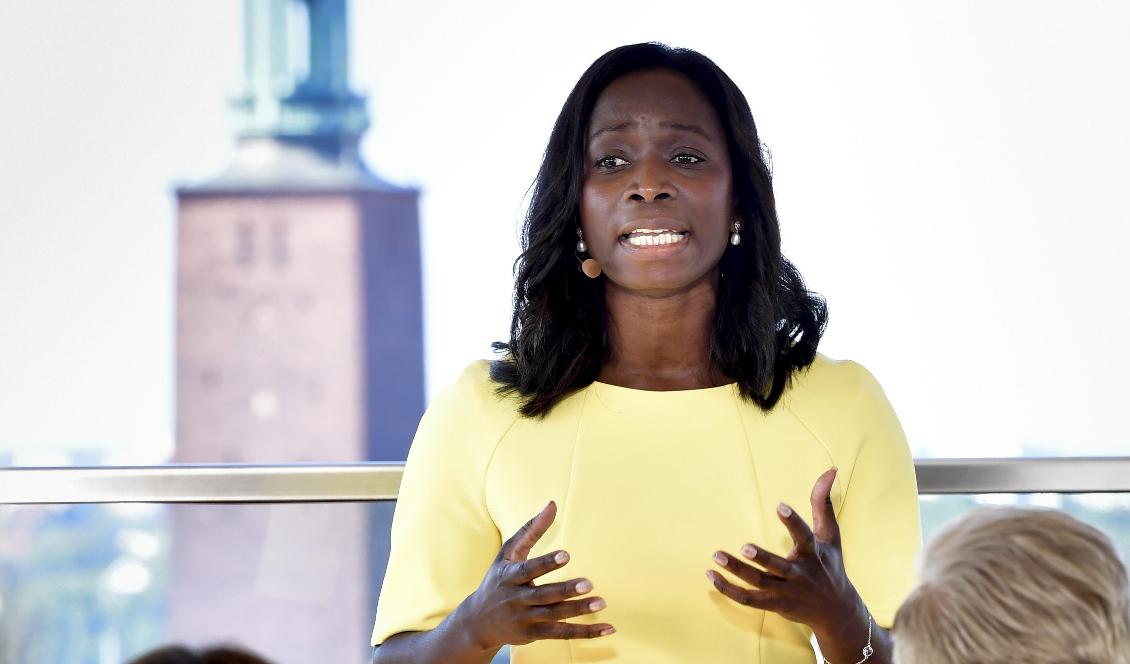 Liberalernas partiledare Nyamko Sabuni håller sommartal på en takrestaurang i Stockholm. Foto: Jonas Ekströmer/TT
