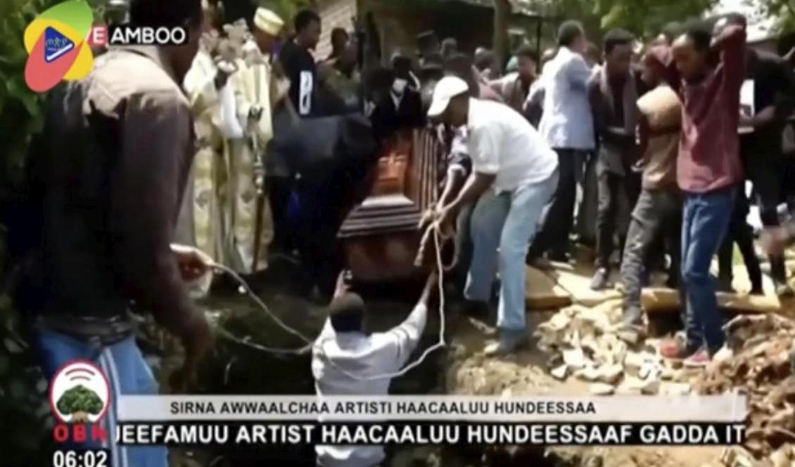 Internet släcktes ned i Etiopien dagen efter dödsskjutningen av sångaren Hachalu Hundessa. Så gott som den enda information som finns att tillgå är den som delges via etiopisk tv, som här under en sändning av Hundessas begravning i juli. Foto: OBN/AP/TT