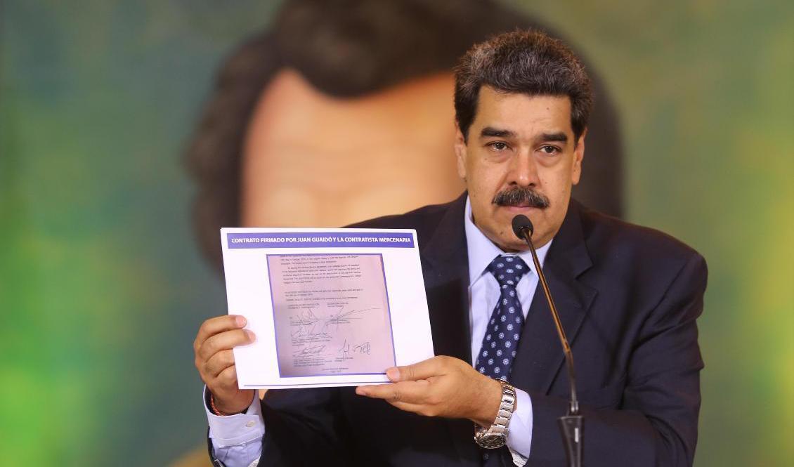Venezuelas president Nicolás Maduro håller upp vad som påstås vara bevis för det misslyckade kuppförsöket under en presskonferens den 6 maj. Foto: AP/TT