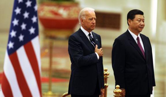



Demokraternas presidentkandidat och före detta vicepresident, Joe Biden, lyssnar till den amerikanska nationalsången tillsammans med den kinesiske ledaren Xi Jinping, dåvarande vicepresident, under en välkomstceremoni i Folkets stora sal i Peking den 18 augusti 2011. Foto: Peter Parks/AFP/Getty Images                                                                                                                                                                                