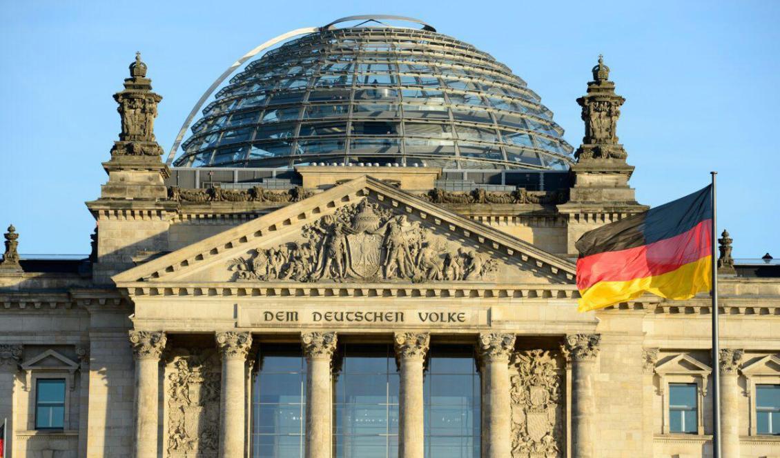 



Tysklands flagga vajar framför riksdagshuset där det tyska parlamentet, förbundsdagen, har sitt säte. Den 16 december 2013. Foto: John Macdougall/AFP via Getty Images                                                                                                                                                                                