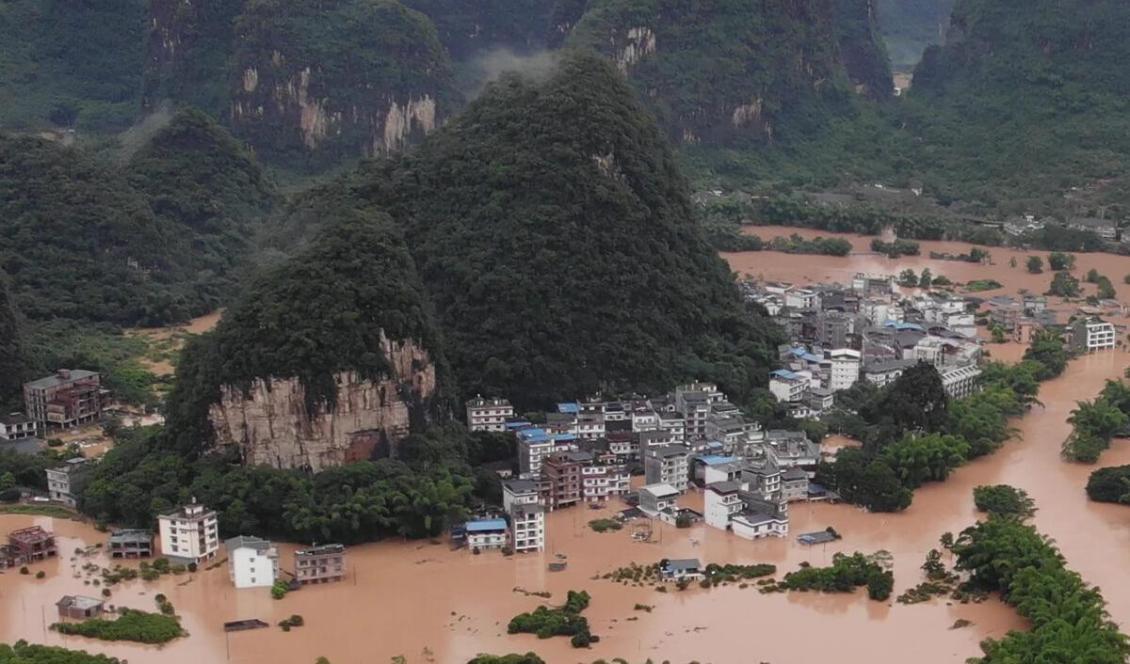 


Översvämmade gator och hus efter kraftiga regnoväder i Yangshuo i södra Kina den 7 juni 2020. Foto: STR/AFP via Getty Images
                                                                                                                                    