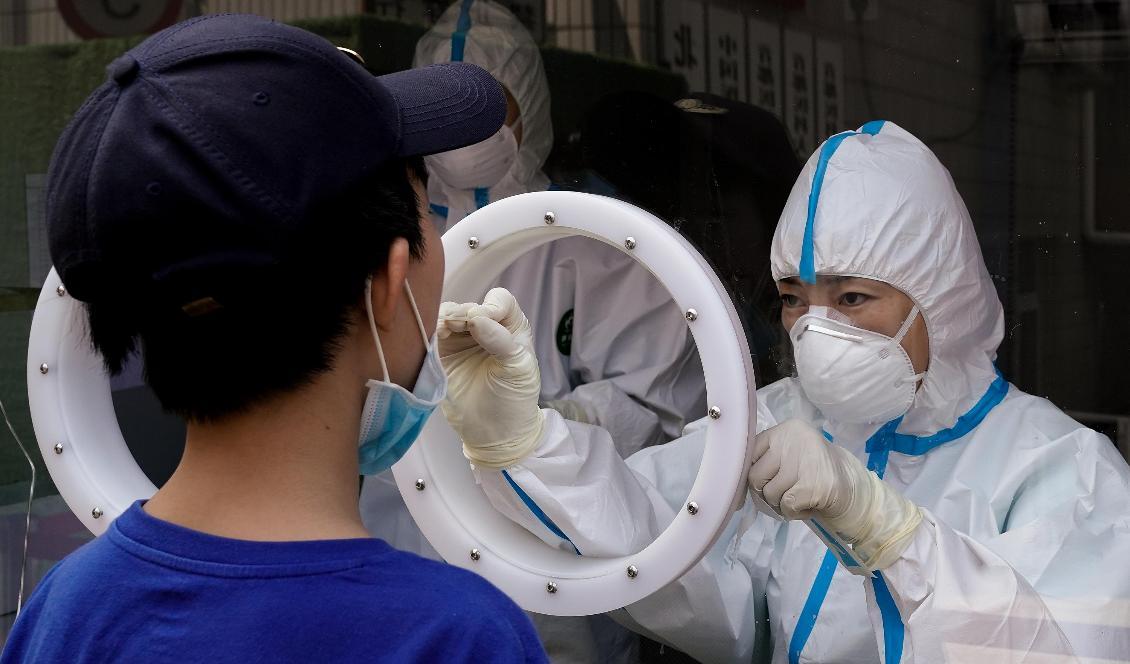 


En teststation utanför Puren sjukhus i Peking, Kina, testar personer för KKP-viruset den 14 juni 2020. Peking har utfört över 14 miljoner nukleinsyratester och har inte officiellt rapporterat några nya fall under de senaste åtta dagarna. Foto: Lintao Zhang/Getty Images                                                                                                                                     