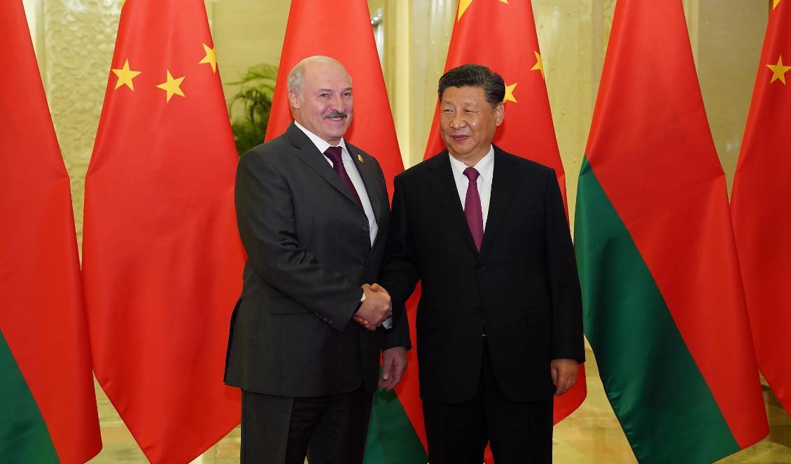 



Belarus president Alexander Lukashenko (vä) skakar hand med Kinas ledare Xi Jinping (hö) i Peking den 25 april 2019. Foto: Andrea Verdelli/POOL/AFP via Getty Images                                                                                                                                                                                