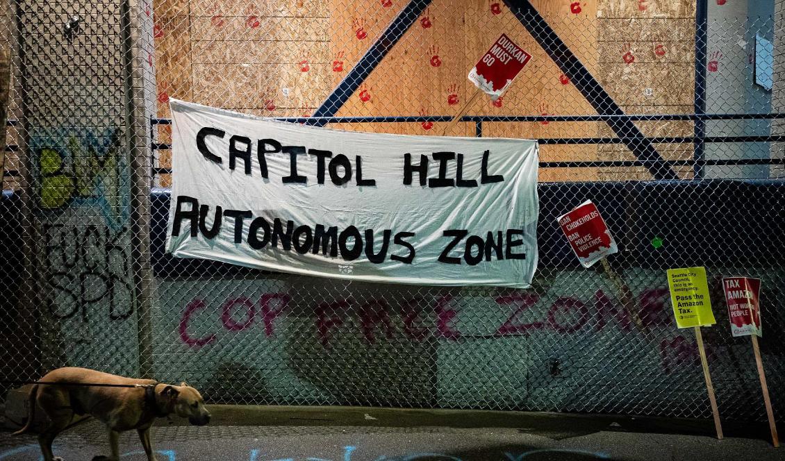 En banderoll med texten “Capitol Hill Autonoma Zon” hänger vid Seattles polisavdelning den 9 juni 2020. Foto: David Ryder/Getty Images