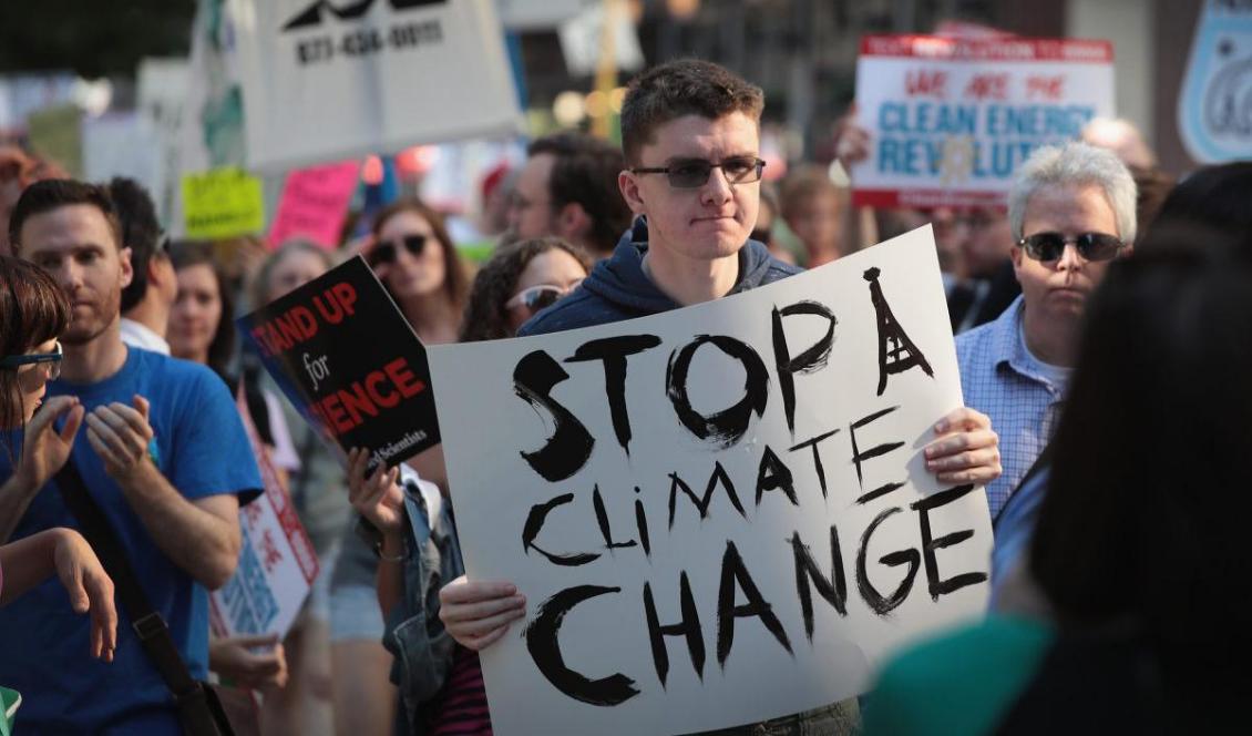 Demonstranter protesterar mot president Donald Trumps beslut att gå ur klimatavtalet  som tog i Paris 2016. Chicago den 2 juni 2017. Foto: Scott Olson/Getty Images