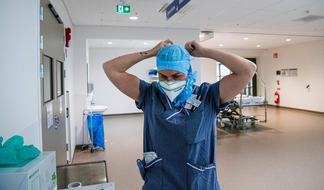 
En sjuksköterska tar på sig skyddsutrustning på IVA-avdelningen på Södersjukhuset i Stockholm den 11 juni 2020. Foto: Jonathan Nackstrand/AFP via Getty Images                                            