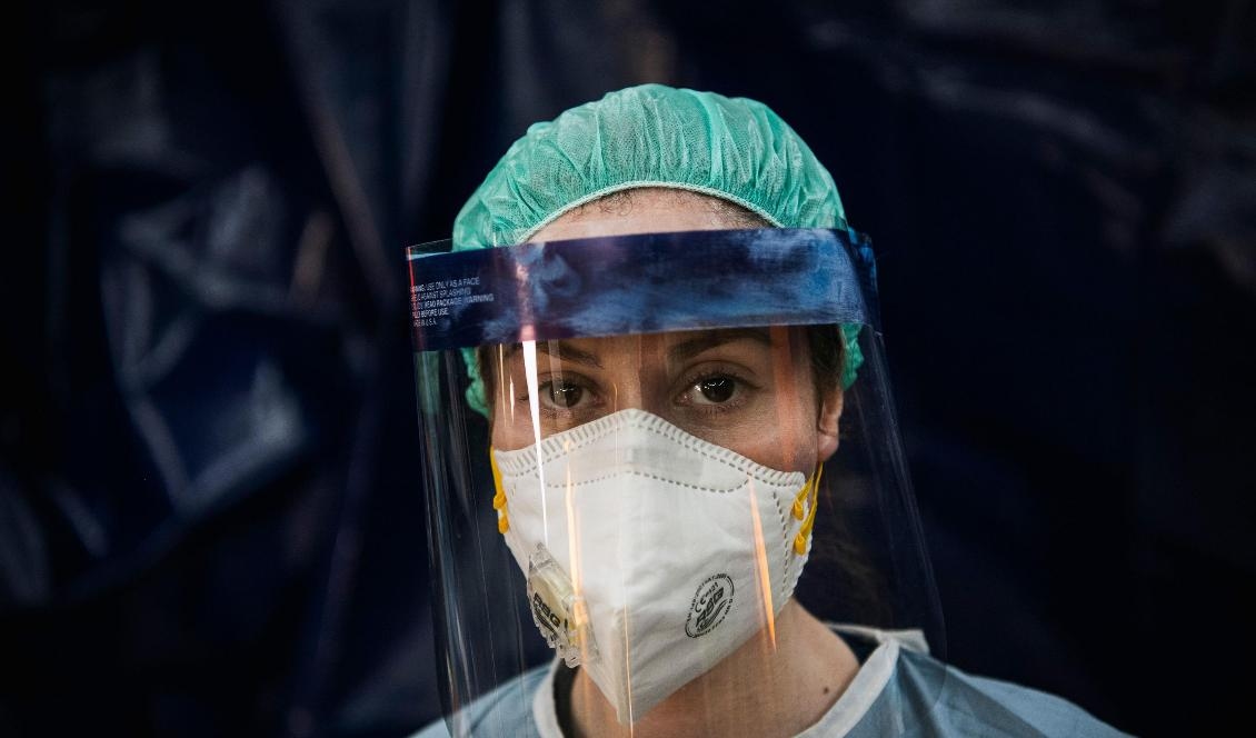 29-åriga läkaren Shayma Radi i ett tält utanför Sophiahemmet i Stockholm där man utför provtestning för att se om man har covid-19. Foto: Jonathan Nackstrand/AFP via Getty Images