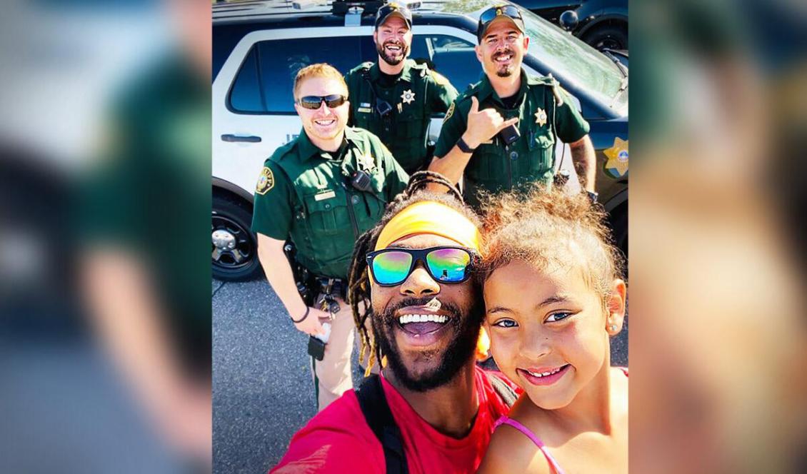 Goss Donnell och hans dotter Luna tillsammans med tre poliser, Denver, USA. Foto: Med tillstånd