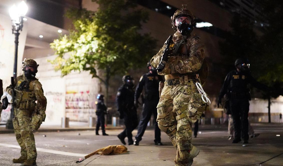 Federala poliser under våldsamma protester i Portland, Oregon i USA, den 21 juli 2020. Foto: Nathan Howard/Getty Images