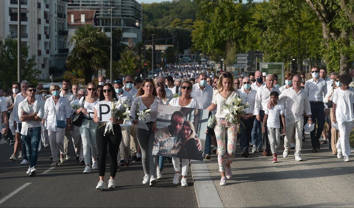 Veronique Monguillot (i mitten), fru till busschauffören Philipp Monguillot som avled efter en attack, gick en tyst marsch den 8 juli för att hedra minnet till hennes man. Foto: Iroz Gaizka/AFP via Getty Images