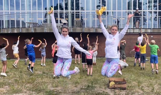 Emelie Johansson (t v) och Susanna Almström, Fredagsfys Sverige, håller i sommarlägret på Torvalla IP som genomförs på uppdrag av Haninge kommun. Lägret vänder sig framför allt till socioekonomiskt utsatta barn i åldern 7-10 år, är gratis – och coronasäkrat. Foto: Rehana Hallberg