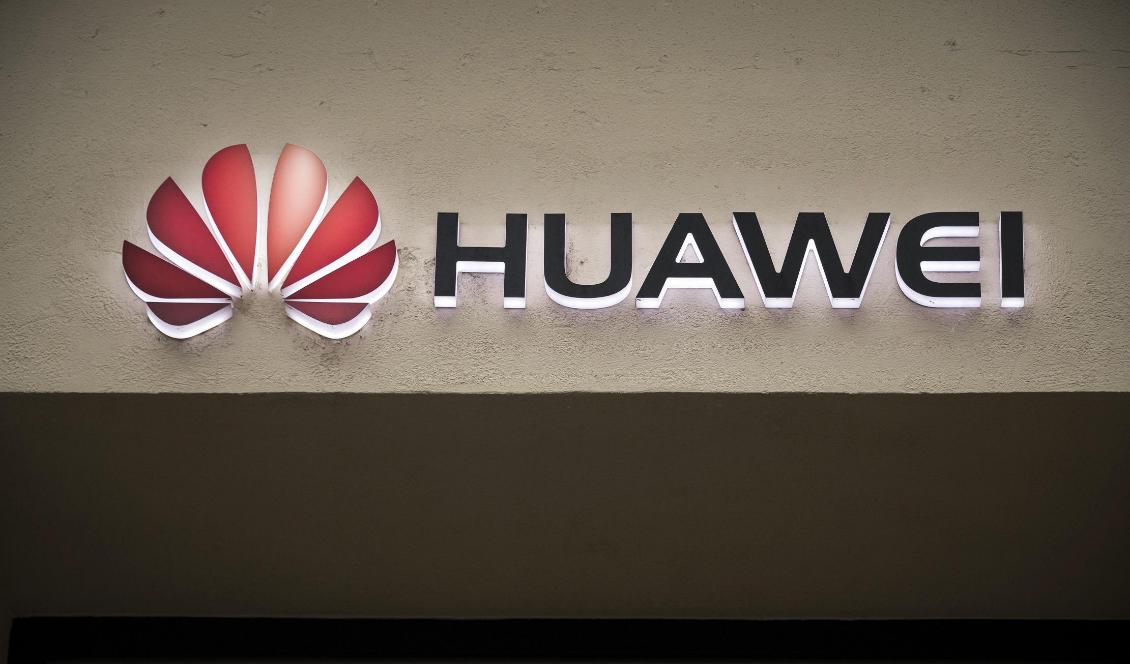 Bilden är från den 4 februari 2019 och visar en Huawei-logga vid ingången till en Huawei-butik i Paris. Foto: Lionel Bonaventure/AFP via Getty Images