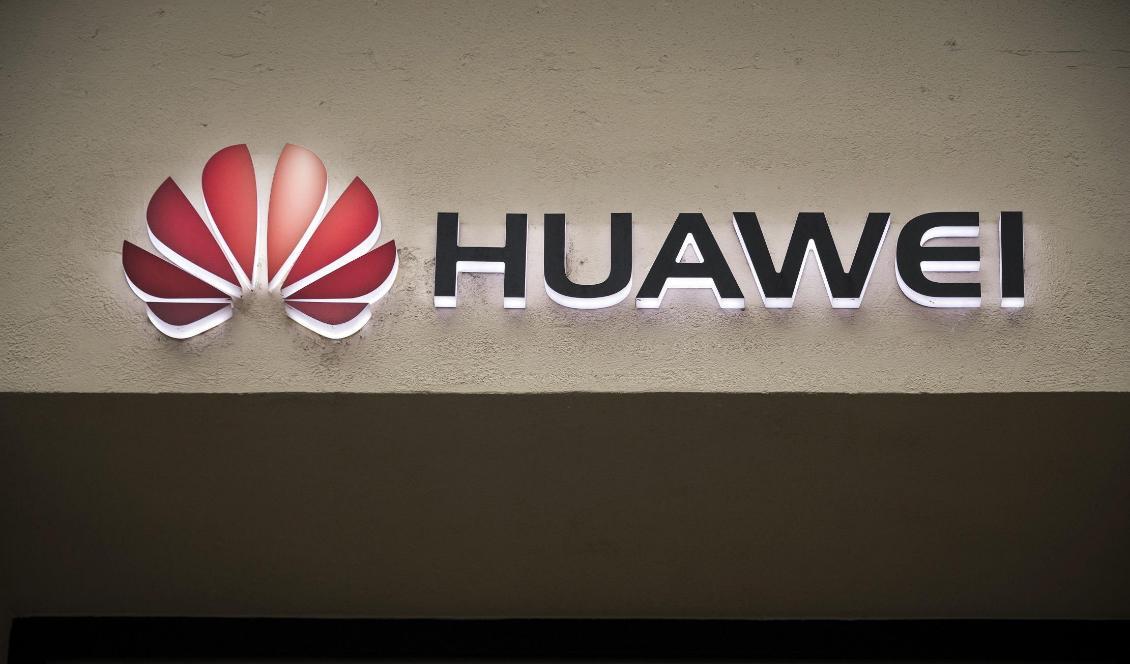 
Bilden är från den 4 februari 2019 och visar en Huawei-logga vid ingången till en Huawei-butik i Paris. Foto: Lionel Bonaventure/AFP via Getty Images                                            