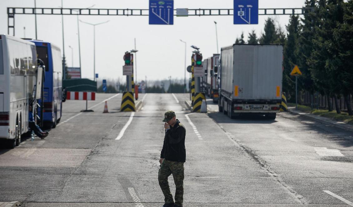 En polsk gränspolis vid den polsk-ukrainska gränsen i Korczowa i Polen den 28 mars 2020. Foto: Omar Marques/Getty Images