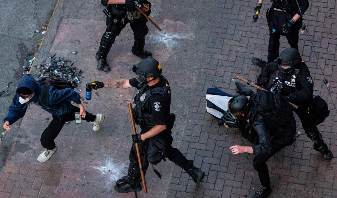 

Polisen skingrar demonstranter den 25 juli i Seattle i USA. Foto: David Ryder/Getty Images                                                                                        