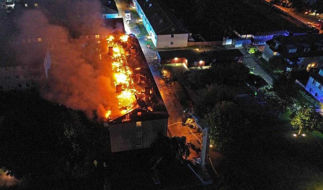 
Det brinner i ett flerfamiljshus i stadsdelen Skäggetorp i Linköping. Foto: Jeppe Gustafsson/TT                                            