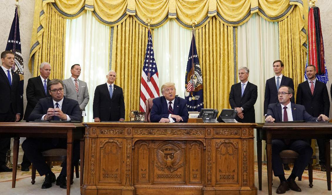 USA:s president Donald Trump (mitten) tillsammans med Serbiens president Aleksandar Vucić (vänster) och Kosovos premiärminister Avdullah Hoti (höger) i presidentens kontor Ovala rummet i Vita huset. Foto: Evan Vucci/AP/TT