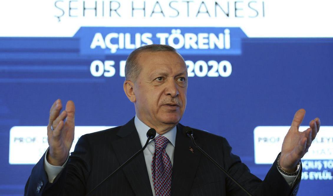 

Turkiets president Recep Tayyip Erdogan i vid en sjukhusinvigning i Istanbul på lördagen.  Foto: AP/TT                                                                                        