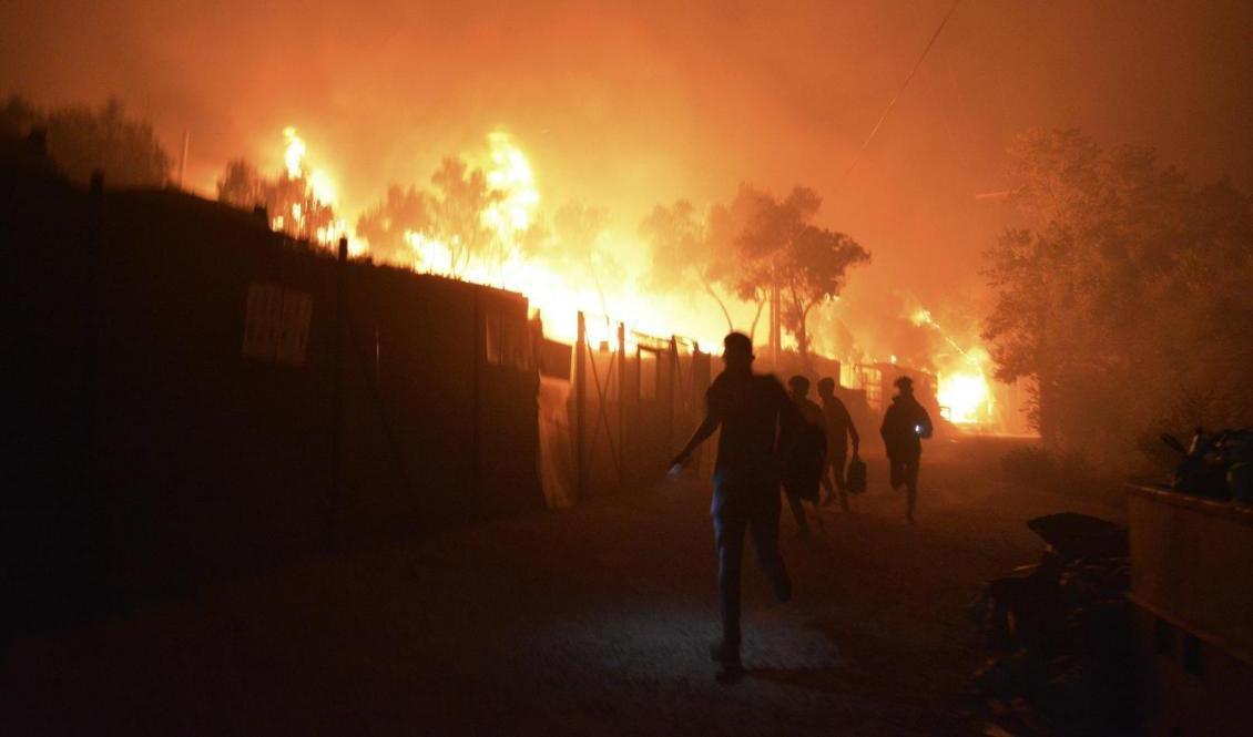 Migranter försöker komma undan elden vid flyktinglägret Moria, på Lesbos i Grekland. Foto: Panagiotis Balaskas/AP/TT